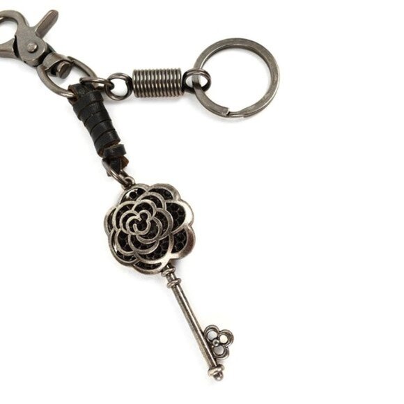 Metal Flower Skeleton Keychain - Picture 2 of 4